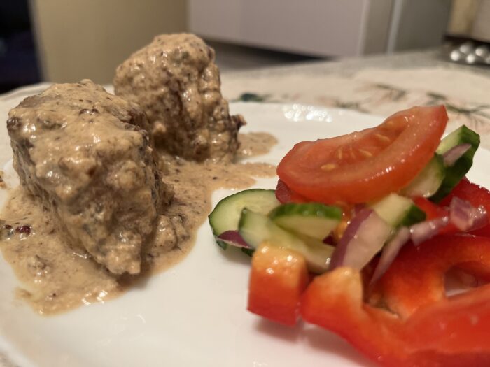 Serviti medalioanele pe un strat de piure de cartofi