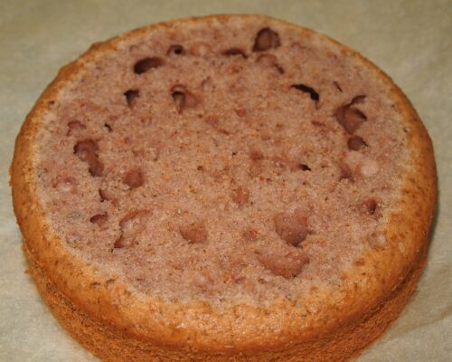 Pandispanul gata copt va avea un „ capac”