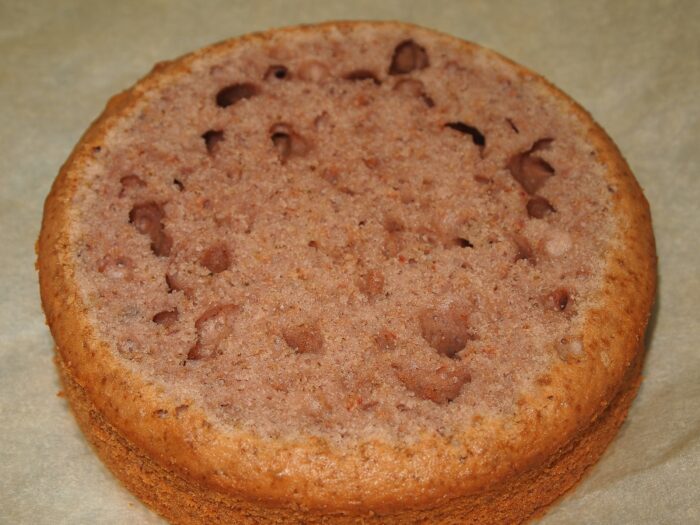 Pandispanul gata copt va avea un „ capac”