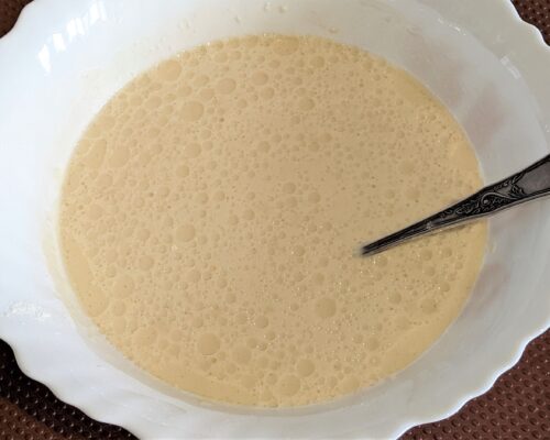 Amestecati ouale cu o cantitate mica de faina