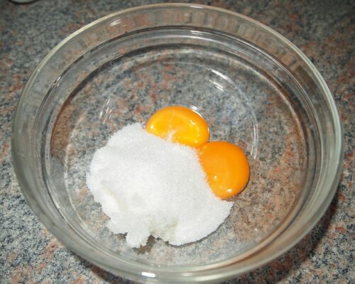 amestecati ouale cu zaharul