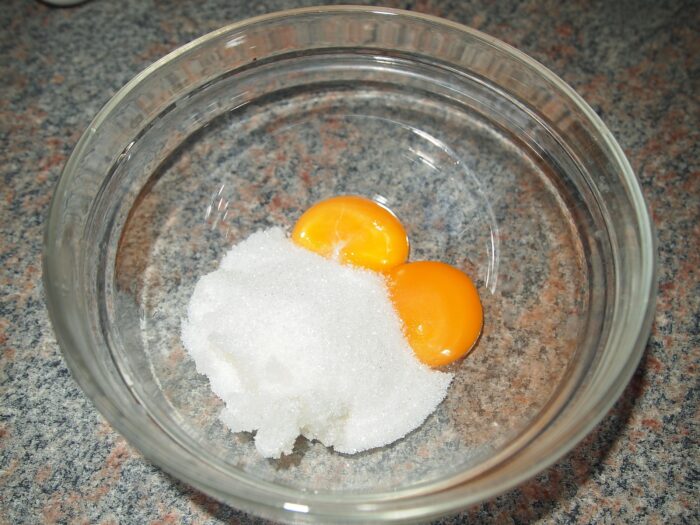 amestecati ouale cu zaharul