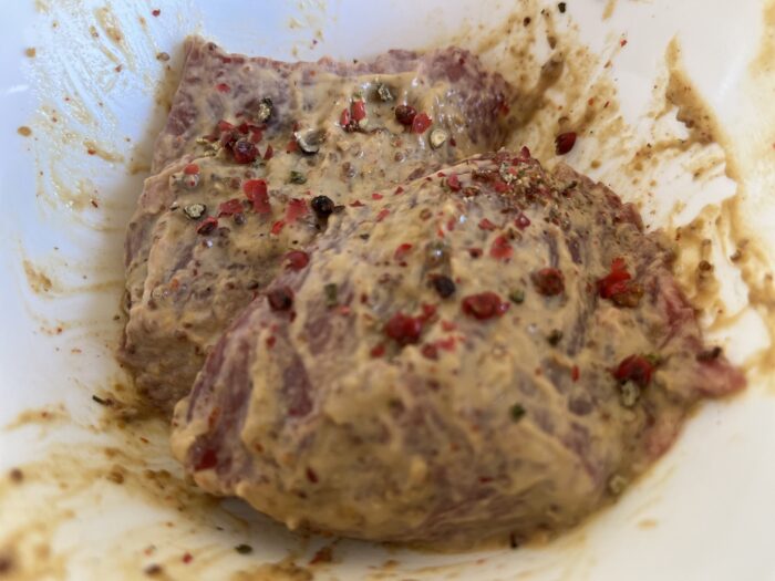 adaugati mustar si piper la carne