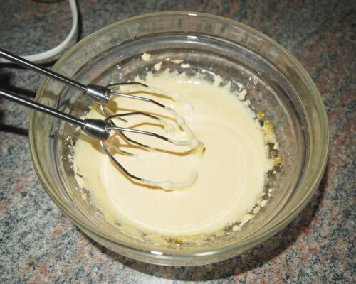 Amestecati faina cu bicarbonatul de sodiu