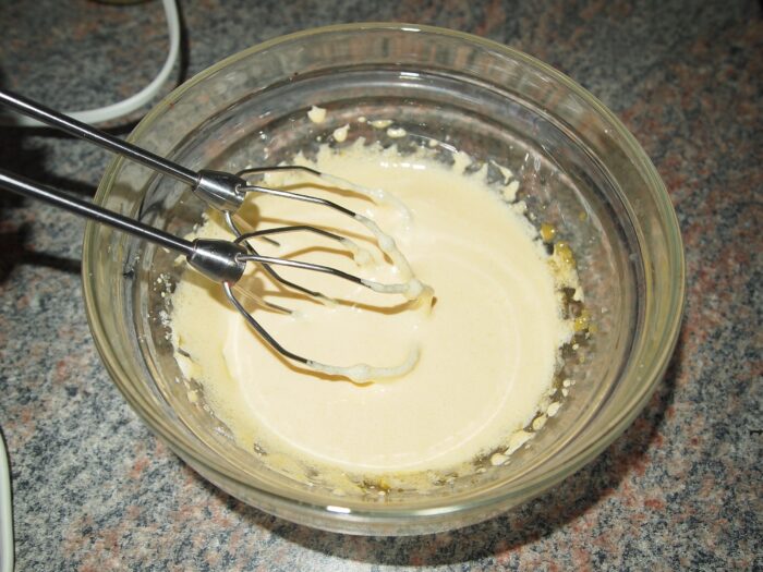 Amestecati faina cu bicarbonatul de sodiu