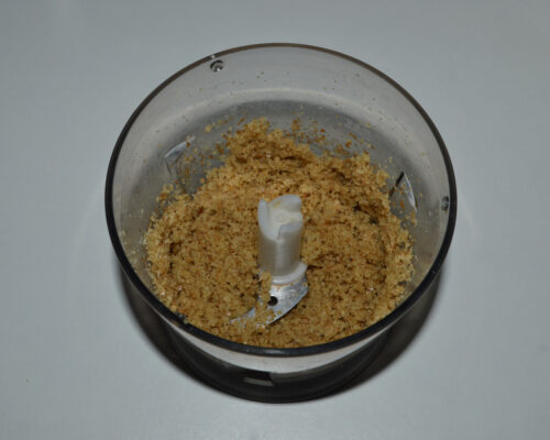 Chop the walnuts in a blender