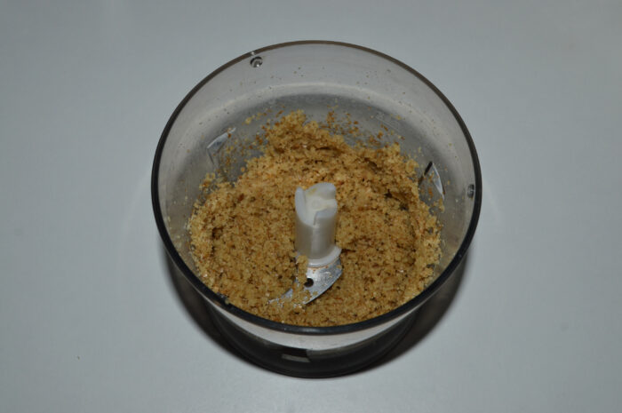 Chop the walnuts in a blender