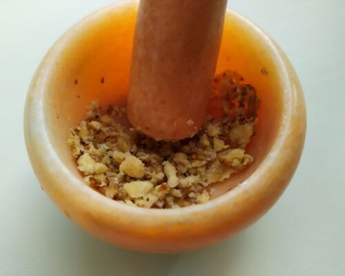 Nucile trebuie zdrobite intr-un mojar