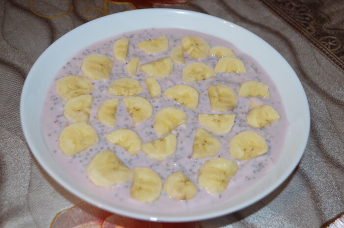 Decorate with the other sliced banana