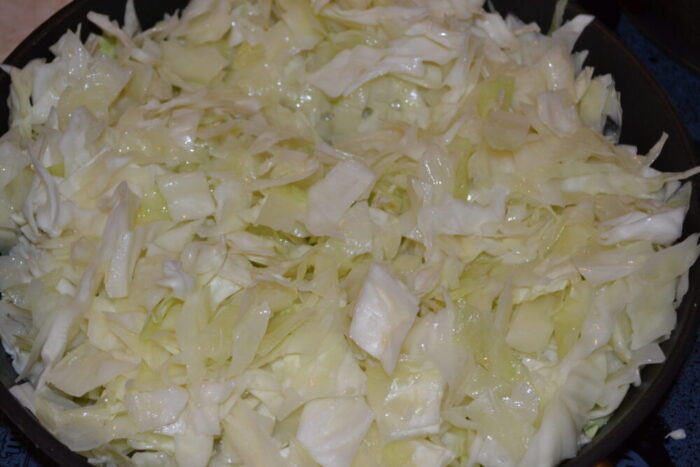 Punem varza intr-o tigaie