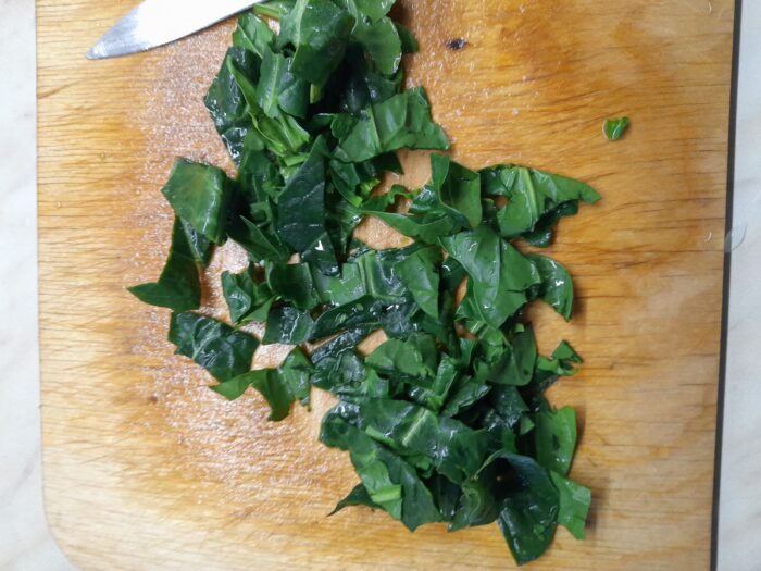 cut the salad leaves