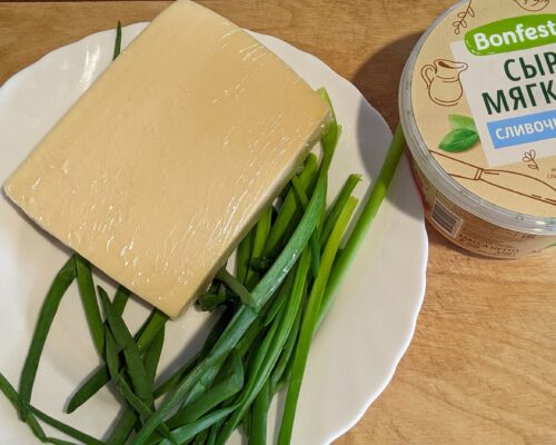 Radeti cascavalul tare pe o razatoare