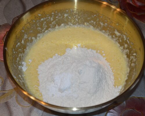 Adaugati faina si praful de copt