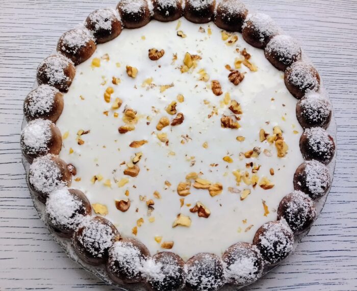 Ungeti suprafata prajiturii cu smantana