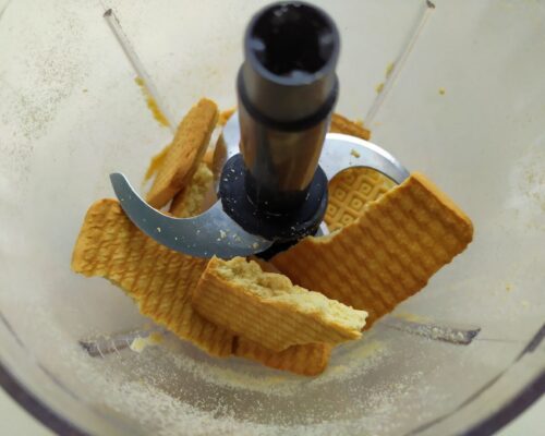 Rupeti biscuitii in bucati si puneti-i in tocator