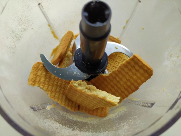 Rupeti biscuitii in bucati si puneti-i in tocator