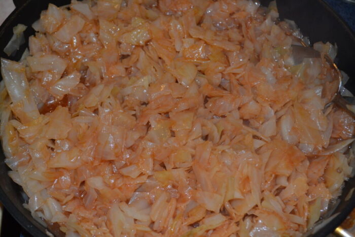 Trebuie să fierbeți varza cu pasta încă 15 minute