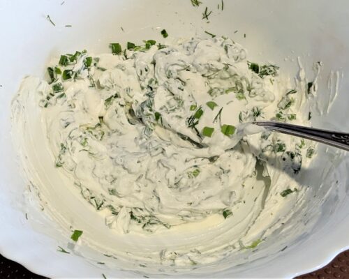 Amestecati crema de branza moale cu ceapa verde