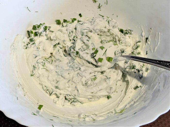 Amestecati crema de branza moale cu ceapa verde