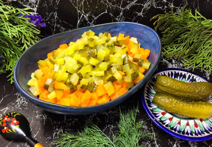 Cut the pickled cucumbers