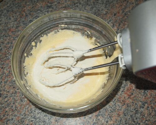 In ouale batute adaugati treptat o parte din faina