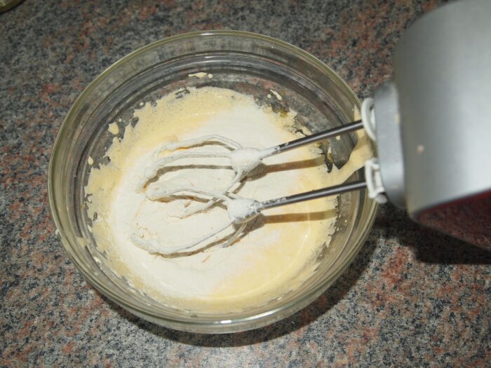 In ouale batute adaugati treptat o parte din faina