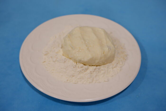 form the syrniki and roll them in flour