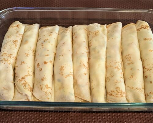 Asezati rulourile de clatite si turnati sosul