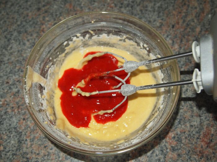 Adaugati treptat piureul de capsuni