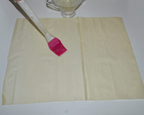 Grease the pie sheet with oil