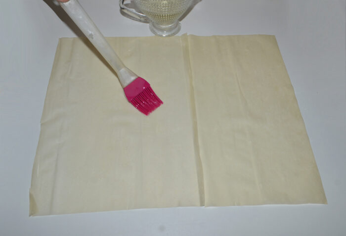 Grease the pie sheet with oil