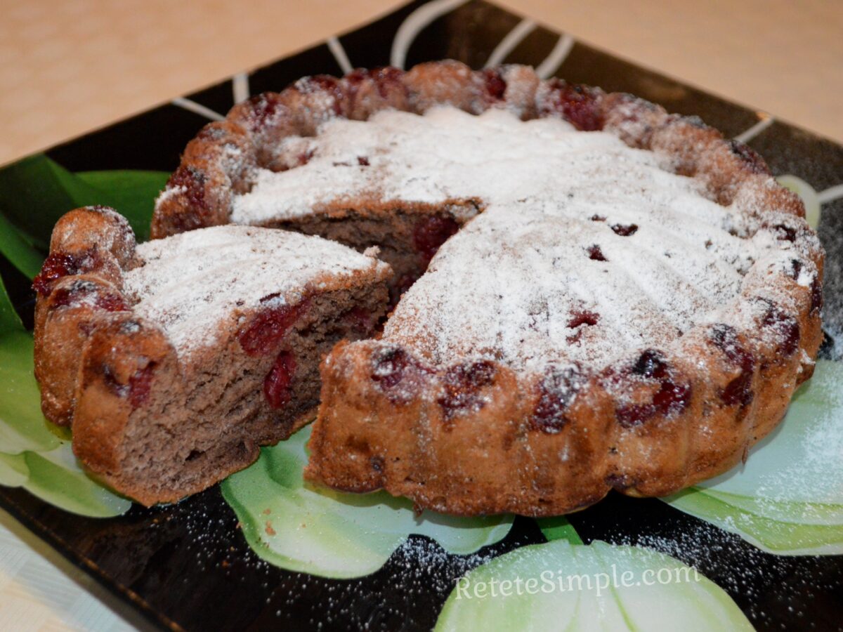 Bizcocho con cerezas y cacao foto