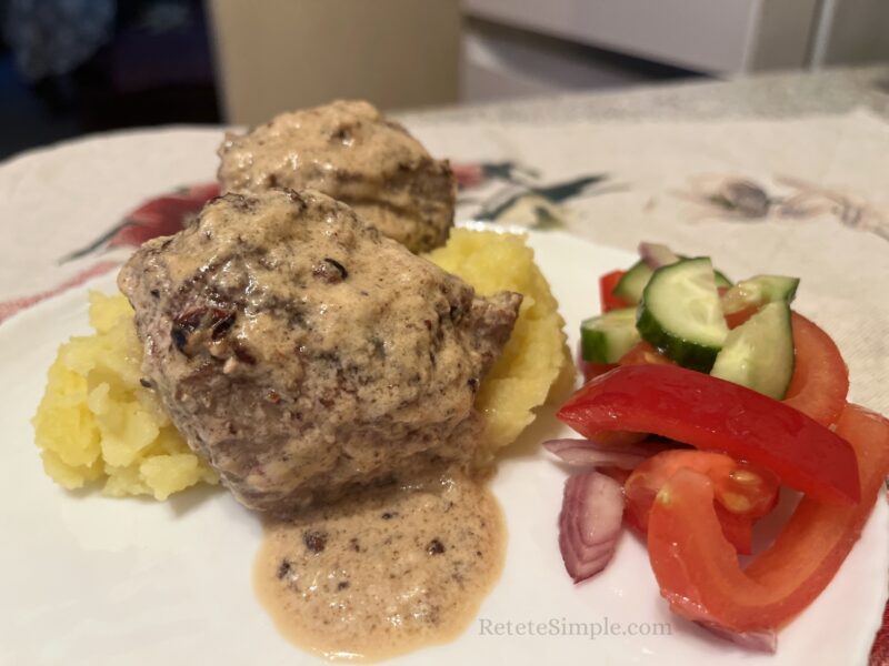 Medalioane din carne de vitel cu sos