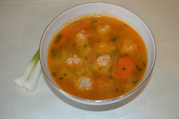 Sopa de albóndigas foto