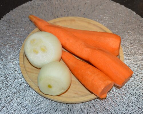 Curatati ceapa si morcovul