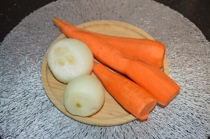 Curatati ceapa si morcovul