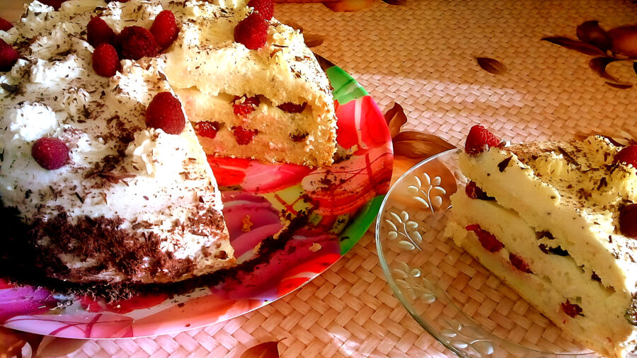 Бисквитный торт с малиной