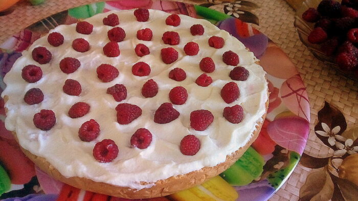 Теперь смазываем корж сметанным кремом