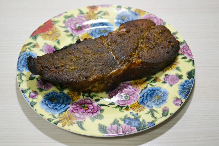 Разрежьте рукав и нарежьте запеченную говядину