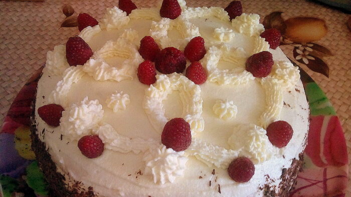 Отложенным кремом наполняем кондитерский мешочек