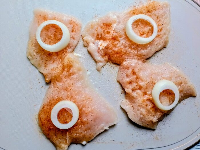 Curatati ceapa si taiati-o