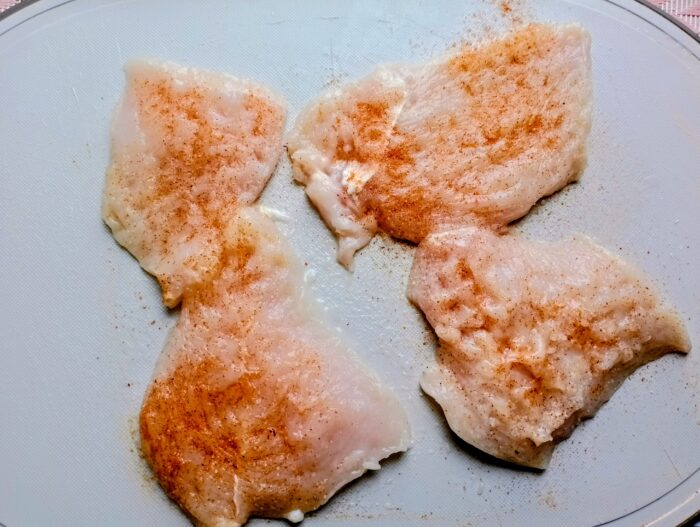 Taiati pieptul de pui in felii