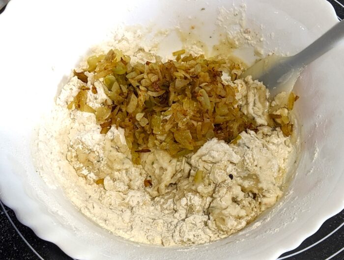 Mix the flour with the spices