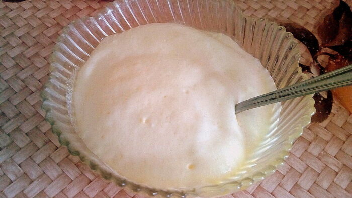 Сметану соединяем с половиной упаковки порошка