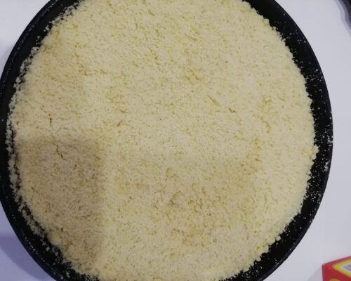 Puneti aluatul in tava