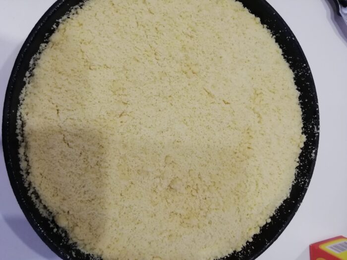 Puneti aluatul in tava