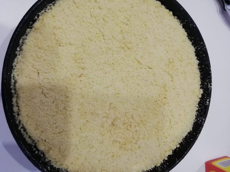 Puneti aluatul in tava