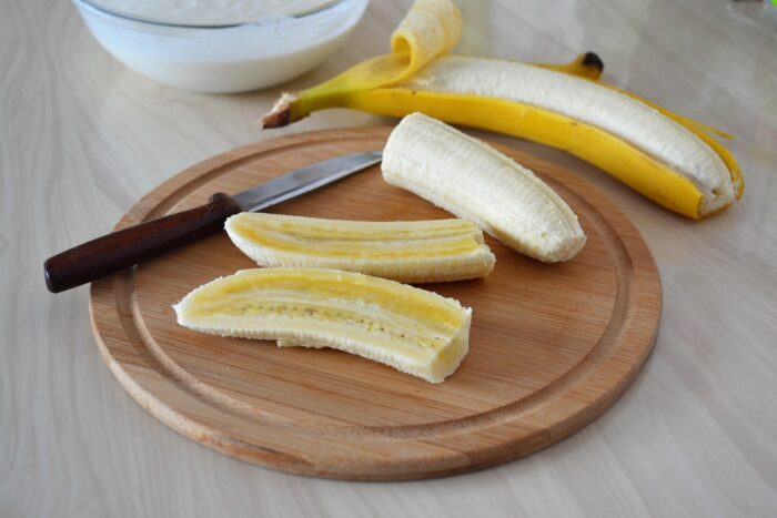 Se curăță banana de coajă