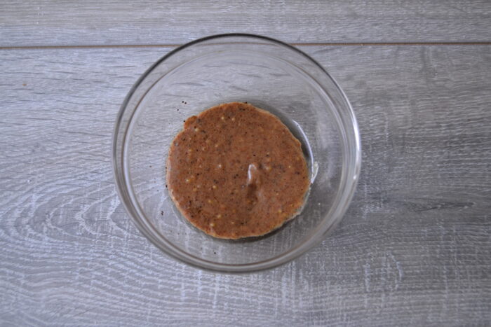 Перемешайте ингредиенты соуса