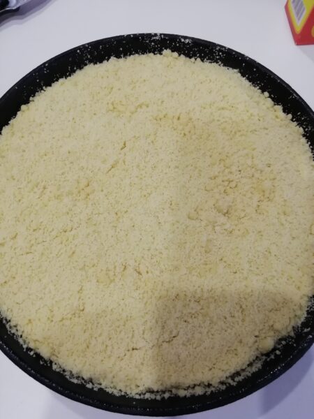 Смазать маслом форму